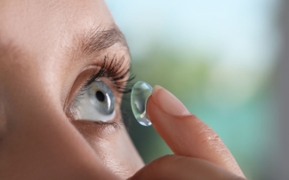 How do contact lenses work, putting contact lens into eye